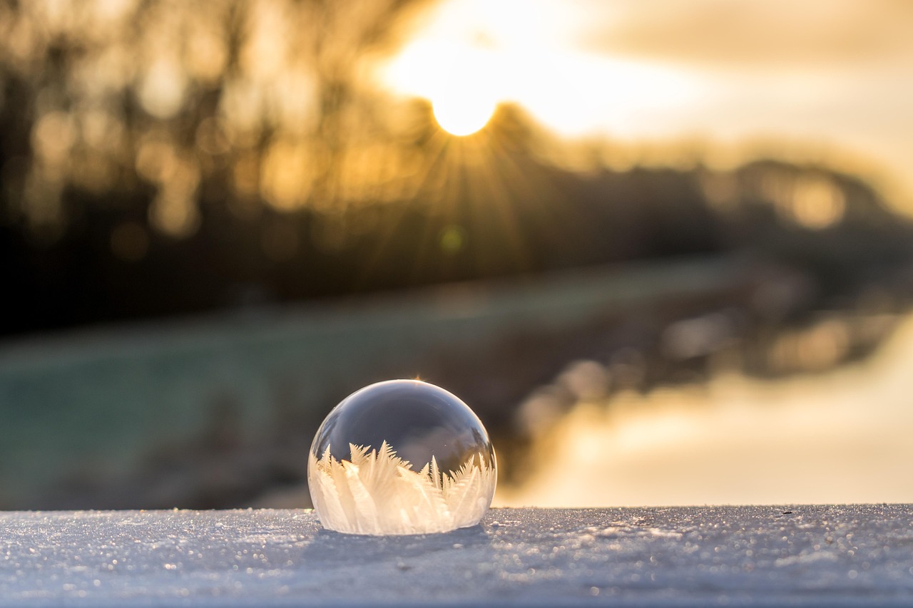 浙江人实现一户一雪人，冬日创意与温情并存的奇妙实践